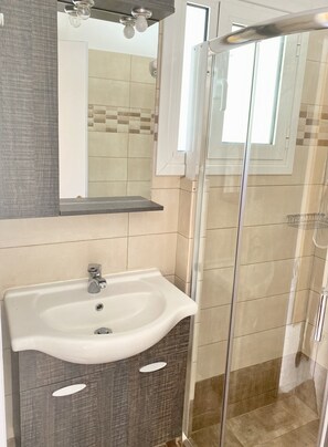 Executive Double Room, Sea View | Bathroom | Shower, towels - Armonia - Elegant Apartments (Mantoudi-Limni-Agia Anna)