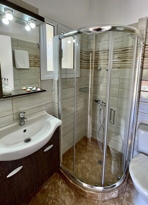 Kahden hengen executive-huone, merinäköala | Kylpyhuone | Suihku, pyyhkeet