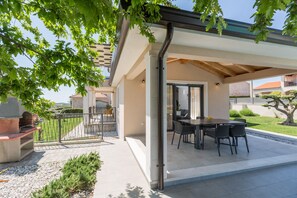 Outdoor dining - Villa for 4-6 people, pool, loungers, garden, panoramic sea view (Porec)