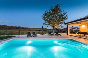 Outdoor pool - Villa for 4-6 people, pool, loungers, garden, panoramic sea view (Porec)