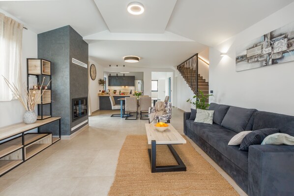 Smart TV, fireplace - Villa for 4-6 people, pool, loungers, garden, panoramic sea view (Porec)