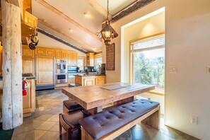 Dining - Timberline Lodge by Avantstay Secluded Hill Top Home w/ Incredible Views (Big Bear City)
