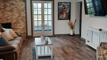 TV connectée, cheminée, jeux vidéo, table de tennis de table