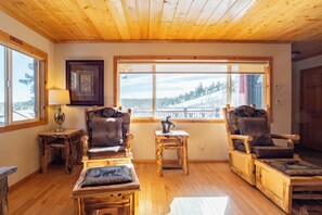Interior - Gorgeous Ski In/ Ski Out Home w/ Game Room & Hot Tub! Clover by Avantstay (Big Bear Lake)