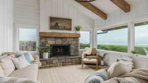 House (3 Bedrooms) | Interior - Oceanfront w/ Direct Beach Access Game Room Views Driftaway by Avantstay (Cannon Beach)