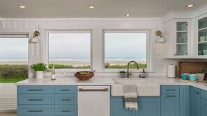 Interior - Oceanfront w/ Direct Beach Access Game Room Views Driftaway by Avantstay (Cannon Beach)