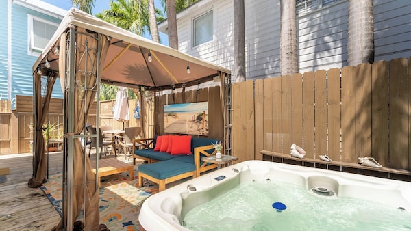 Casita De Catherine By Avantstay 1 Block To Duval St W/ Hot Tub! - Key West, FL