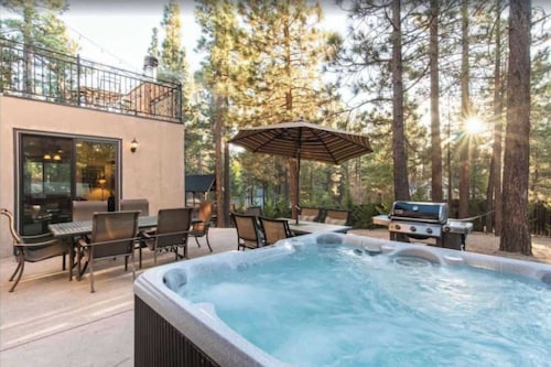 Walk to Lake 6BR Cabin w/ Game Room, Hot Tub Big Bear Castle