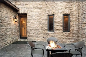 House (6 Bedrooms) | Interior