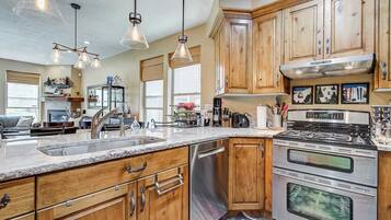 Lemari es, microwave, oven, dan kompor