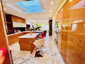 Fridge, microwave, oven, stovetop - Ocean-View Haven with Terrace Bliss (Long Beach)