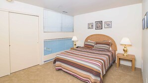 A bedroom with a bed, bedside tables, a window, and wall art. - Telluride Lodge 305 by Avantstay Close to Slopes & Town! (Telluride)