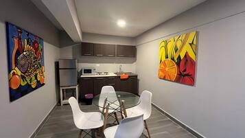 Basic-Apartment | Eigene Küche | Mikrowelle, Mixer, Kochgeschirr/Geschirr/Besteck, Esstisch