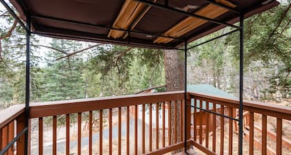Hot Tub! Game room! Mountain Views!