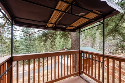 Hot Tub! Game room! Mountain Views!