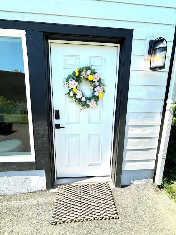 Exterior detail - Convenient modern 2br home, 5 mins from airport. (Tukwila)