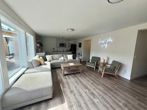 Smart TV - Convenient modern 2br home, 5 mins from airport. (Tukwila)