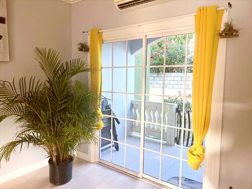Stay At Kay's - 5 mins from Flamingo beach and Father Bulls&Chill Out restaurant
