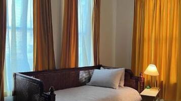 2 bedrooms, desk, WiFi, bed sheets