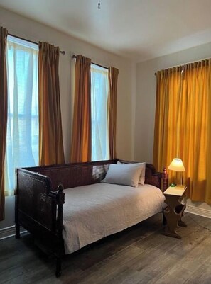 2 bedrooms, desk, WiFi, bed sheets