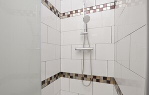 Bathtub, hair dryer - Awesome home in Cavalaire-sur-Mer (Cavalaire-sur-Mer)