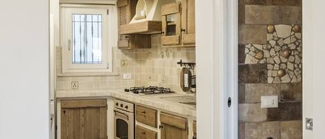 Kühlschrank, Ofen, Esstisch