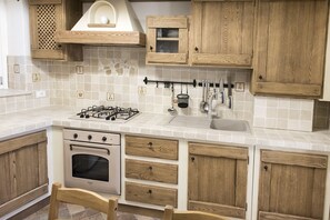 Frigorifero, forno, tavolo da pranzo