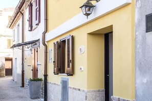 Exterior detail - S291 - Sirolo, new three-room townhouse in the historic centre (Sirolo)