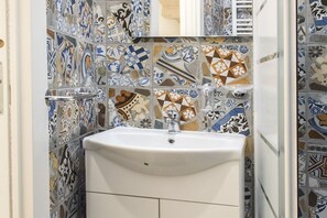 Bruser, bidet, håndklæder