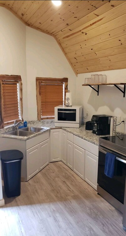 Rustic Tiny Cabin with private hot tub  7mins from downtown