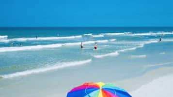 Di pantai dan pasir putih