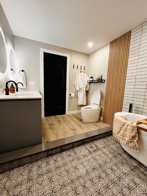 Haartrockner, Bidet, Handtücher, Seife