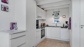 Fridge, stovetop, dishwasher, coffee/tea maker