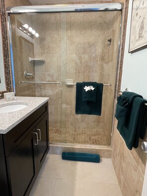 Shower, hair dryer, towels - “Coastal Bliss: Stunning 2-Bedroom Condo with breathtaking Beach and Pool Views” (Providenciales)