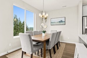 Dining - Q House in Marysville 4BR, 3.5Bath + AC Amazing Views, Kid & Pet Friendly (Marysville)