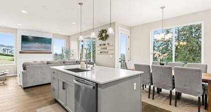 Q House in Marysville 4BR, 3.5Bath + AC Amazing Views, Kid & Pet Friendly