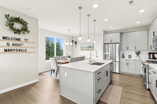 Fridge, microwave, oven, stovetop - Q House in Marysville 4BR, 3.5Bath + AC Amazing Views, Kid & Pet Friendly (Marysville)