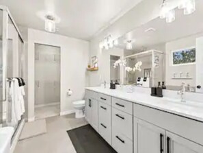 Hair dryer, towels, soap, shampoo - Q House in Marysville 4BR, 3.5Bath + AC Amazing Views, Kid & Pet Friendly (Marysville)