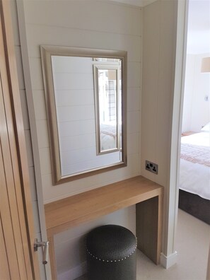 2 bedrooms, iron/ironing board, free WiFi