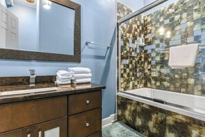 Shower, hair dryer, towels, shampoo - Lovely 2-Bedroom Unit in Springfriend (Springfield)