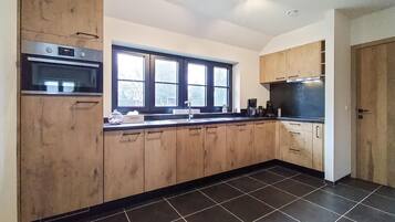 Een koelkast, een kookplaat, een vaatwasser