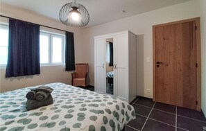 3 bedrooms, travel cot, free WiFi, bed sheets