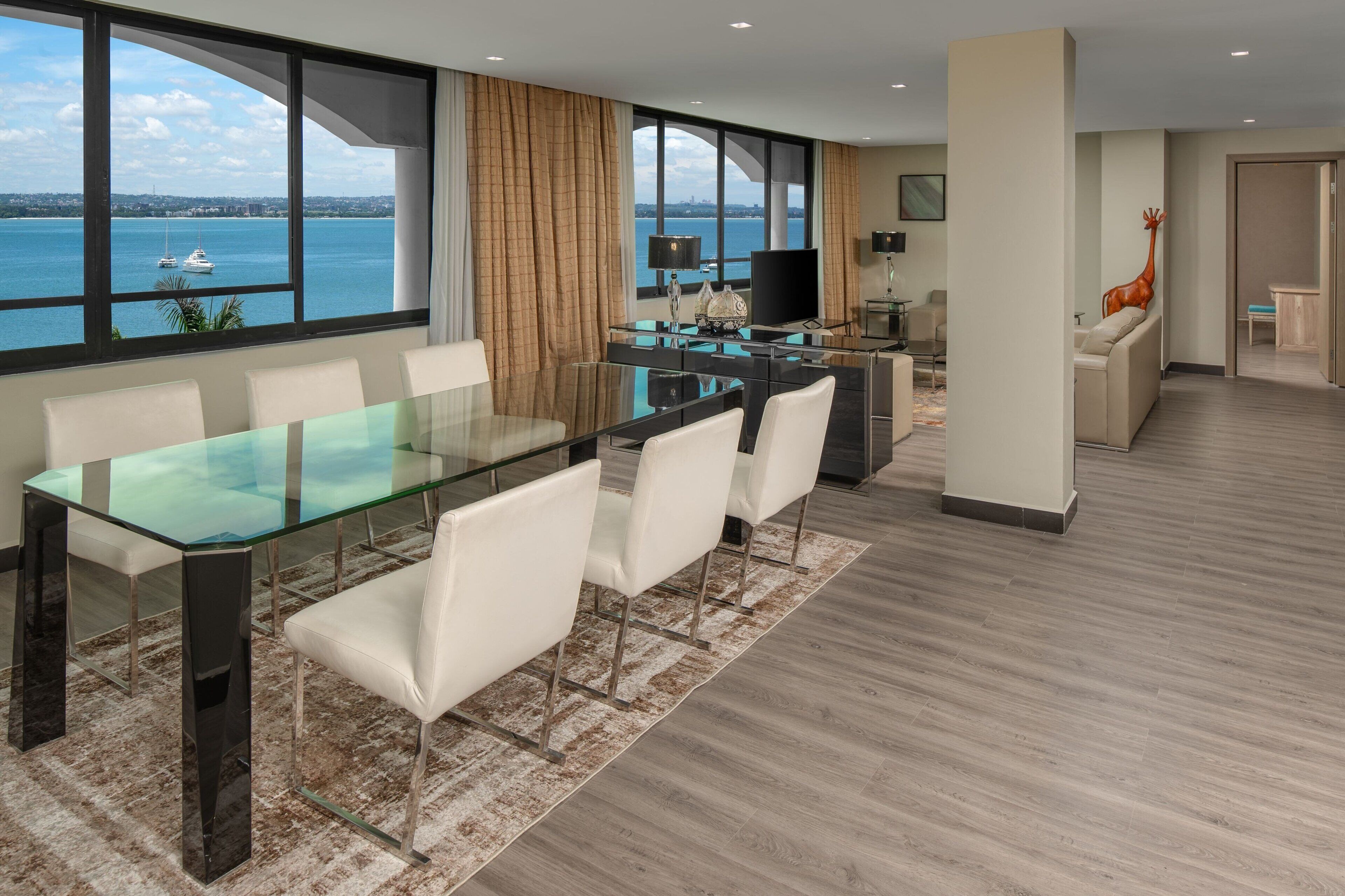 2 bars/lounges, lobby lounge