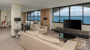 2 bares/lounges, saguão/lounge