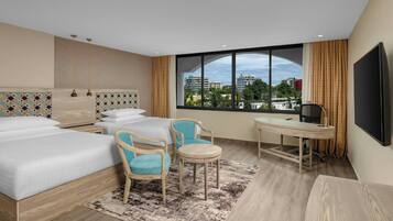 Een minibar, een bureau, een laptopwerkplek, extra bedden