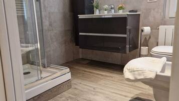 Douche, sèche-cheveux, bidet, serviettes fournies
