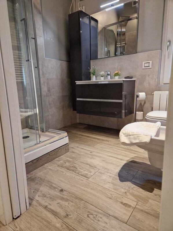 Shower, hair dryer, bidet, towels - Accogliente Monolocale in Centro Città Arredato Moderno (Bergamo)