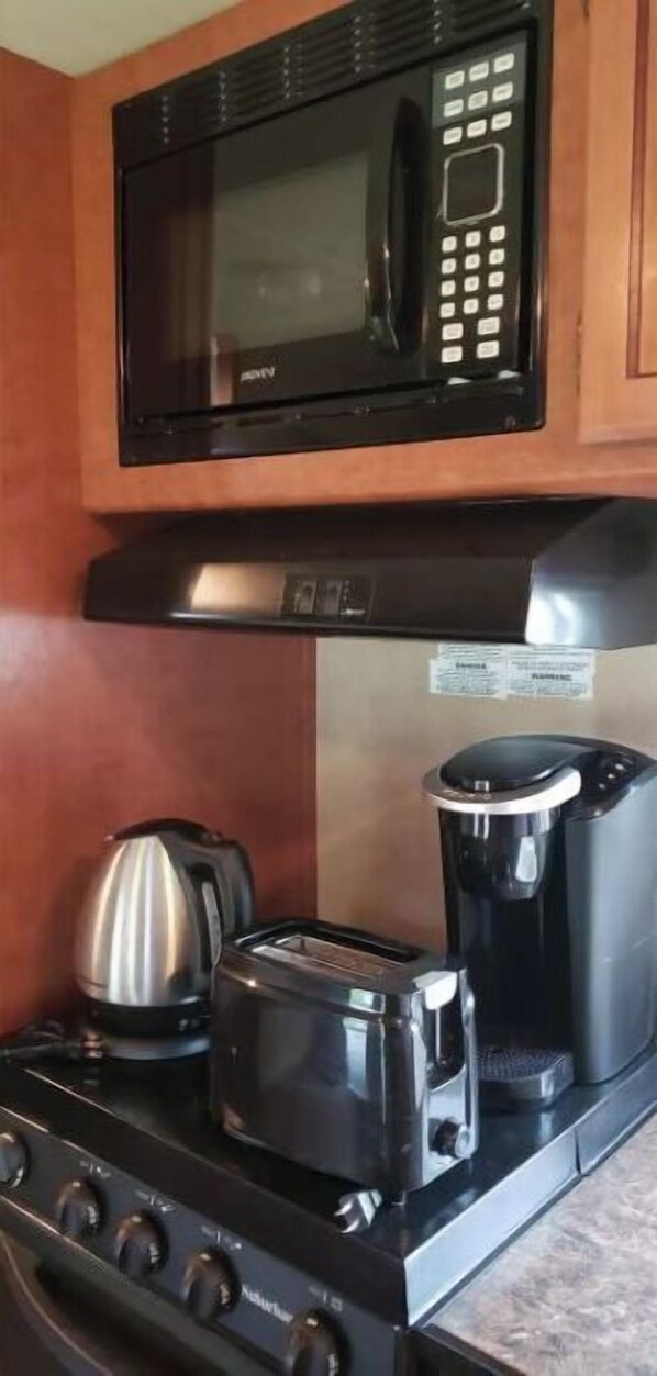 Réfrigérateur, micro-ondes, four, plaque de cuisson