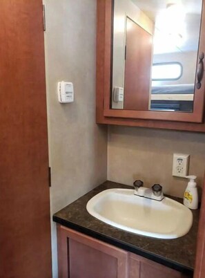 Sèche-cheveux, serviettes fournies, savon, papier toilette