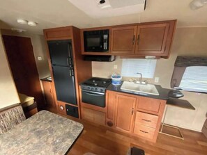 冰箱、微波炉、烤箱、炉灶